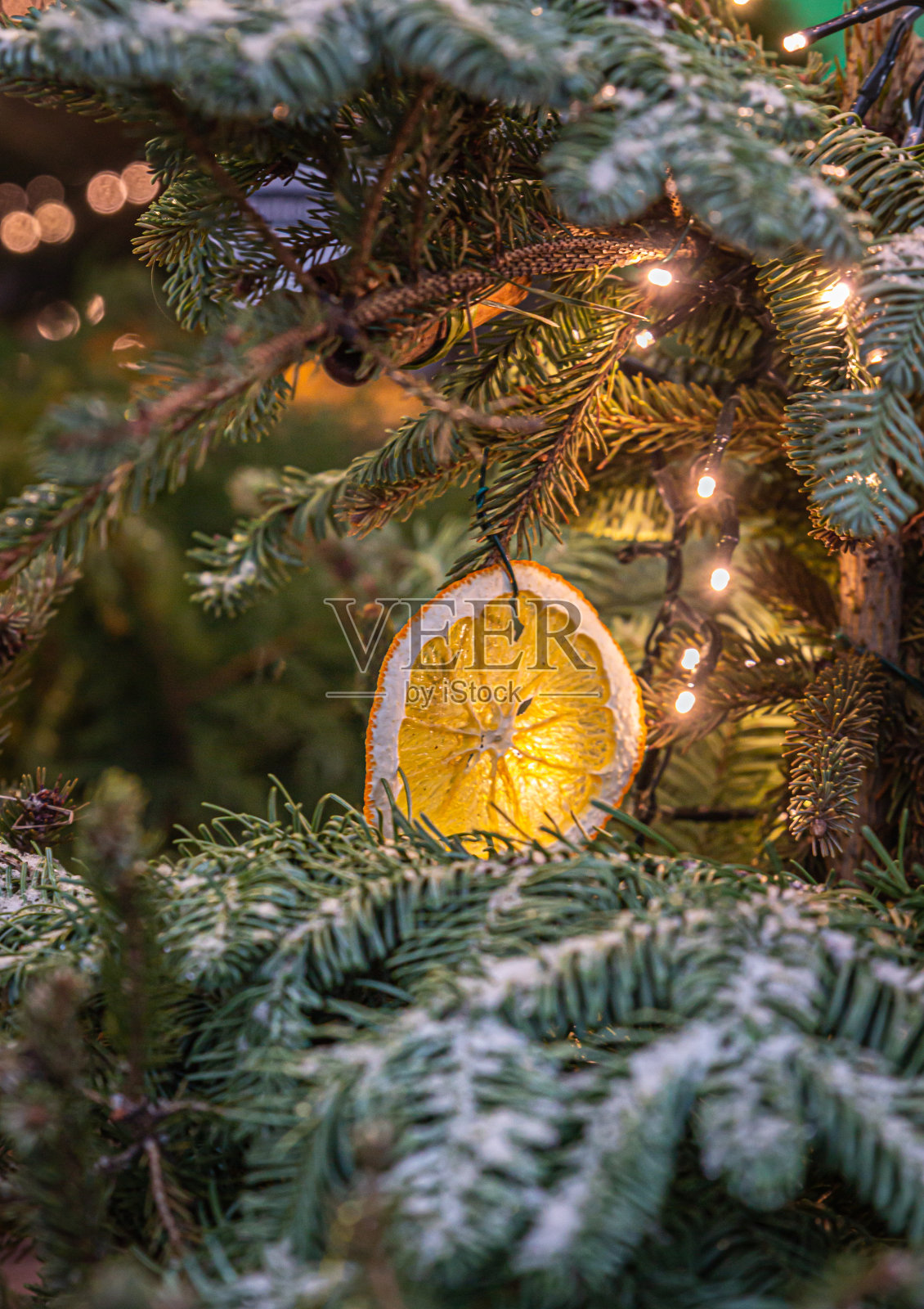 用干橙子装饰的圣诞树。环保风格的假日装饰。圣诞快乐，恭贺新禧。零浪费假日理念。照片摄影图片