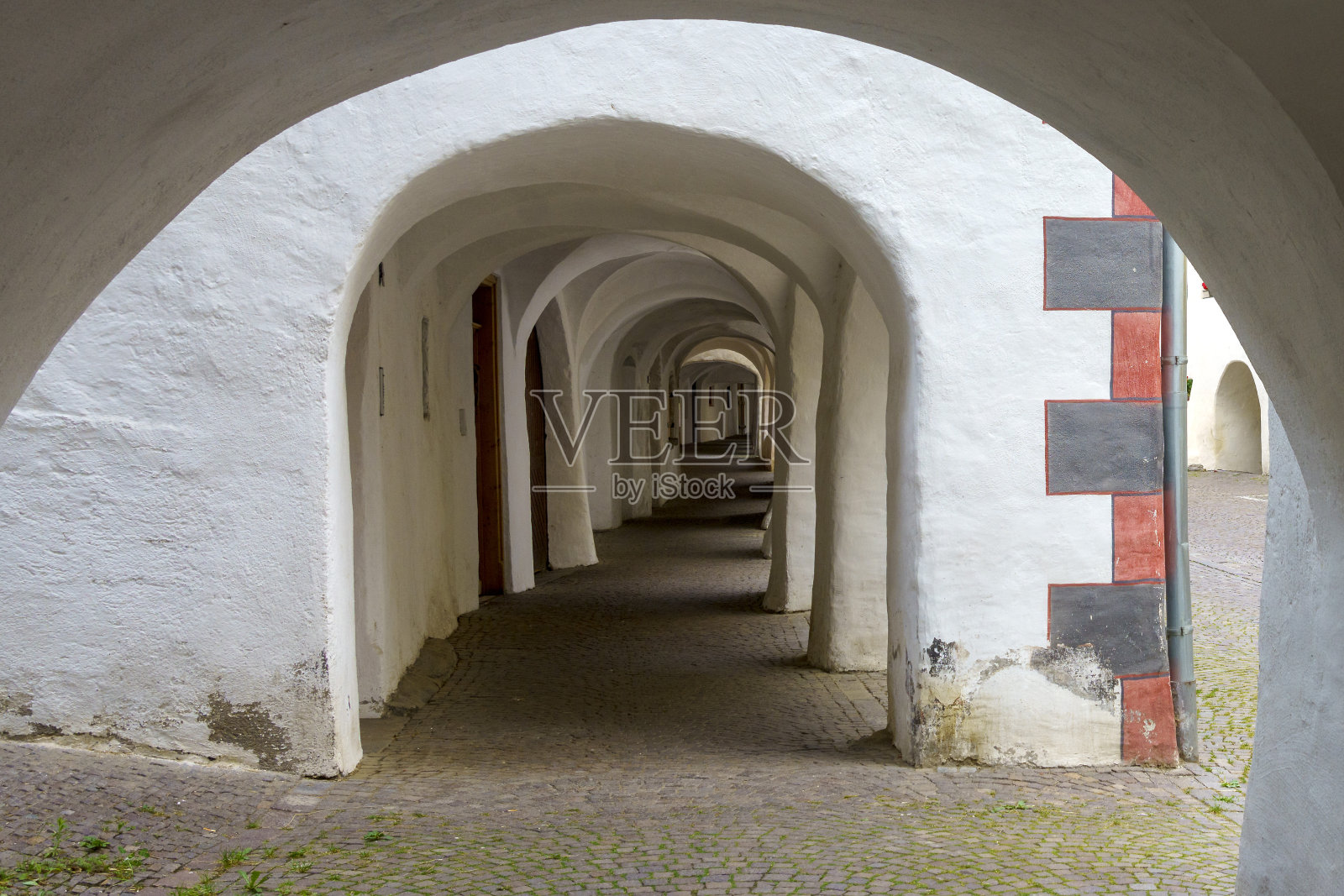 格洛伦萨，维诺斯塔谷的历史村庄照片摄影图片