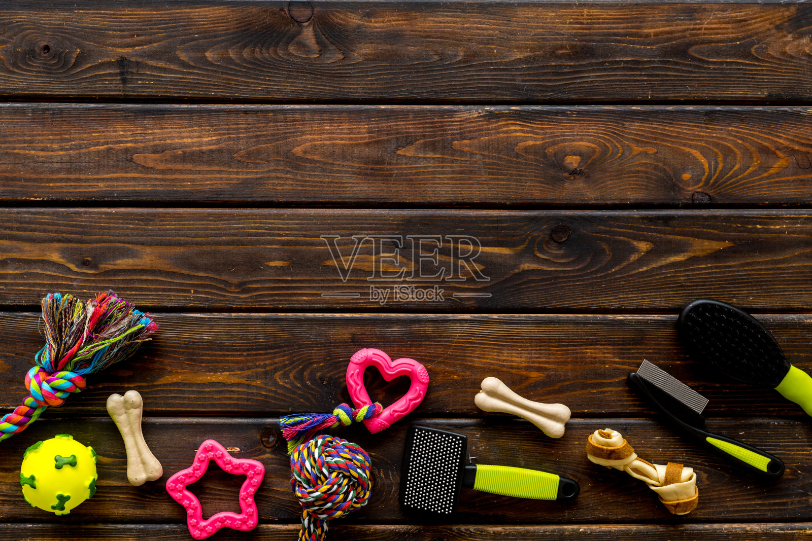 宠物玩具和配件的狗，俯视图照片摄影图片