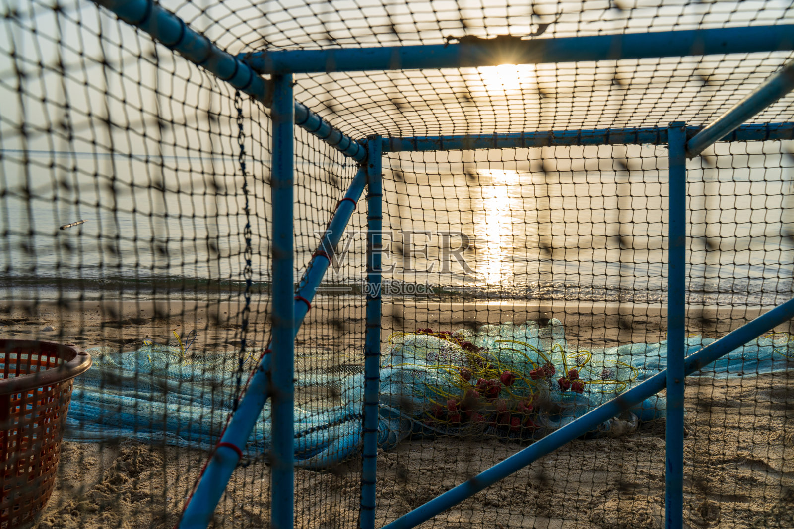 沙滩上的蓝色渔网照片摄影图片