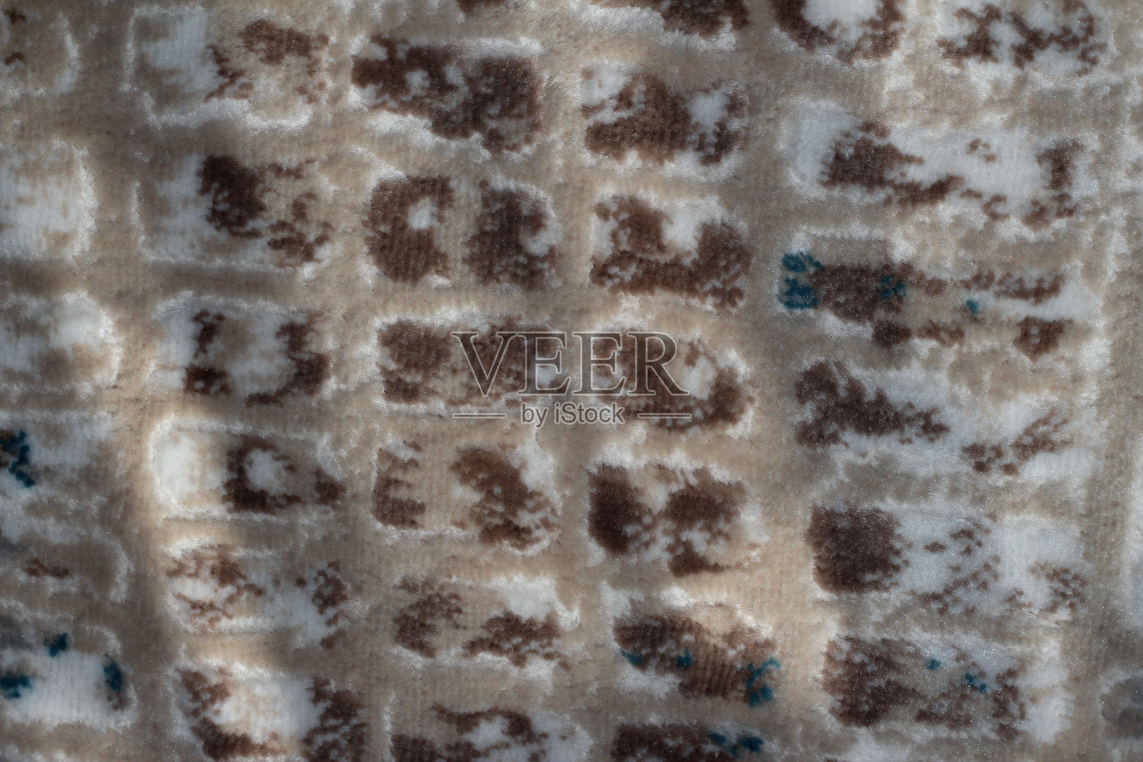 发现一个蓬松的背景。背景是长毛绒与白色米色和蓝色点。毛发粗浓杂乱的背景。照片摄影图片