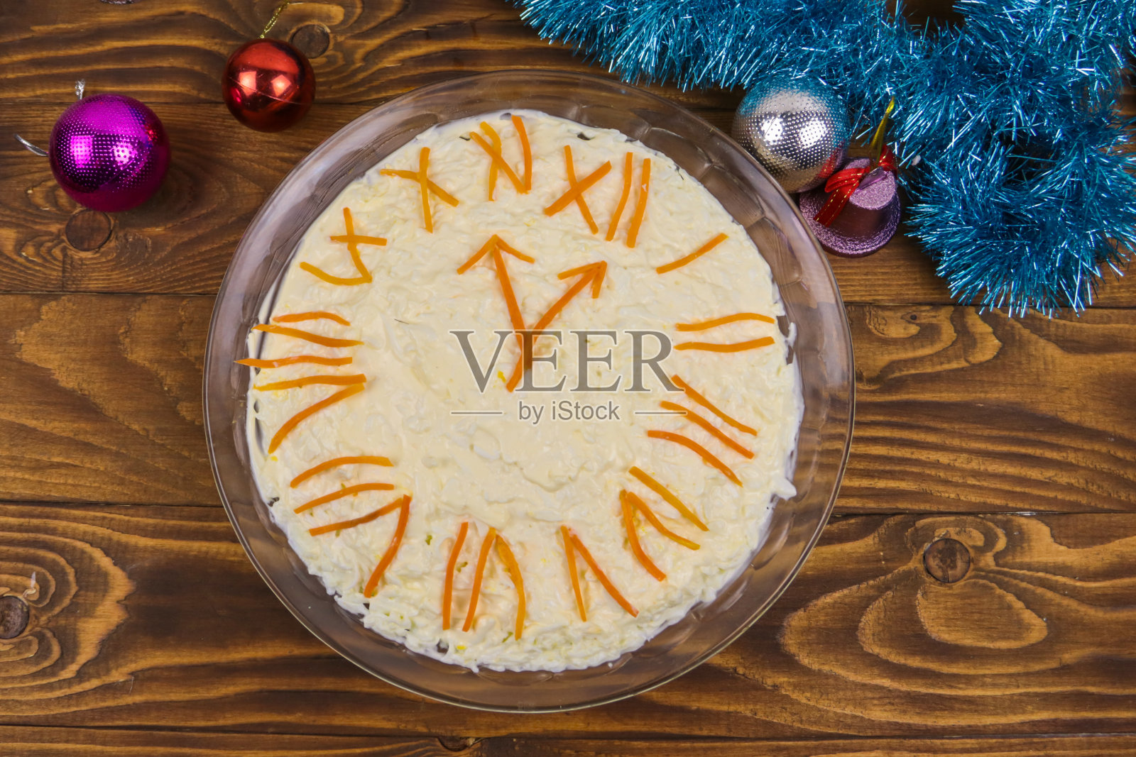 新年节日沙拉“钟”放在木桌上。俯视图照片摄影图片