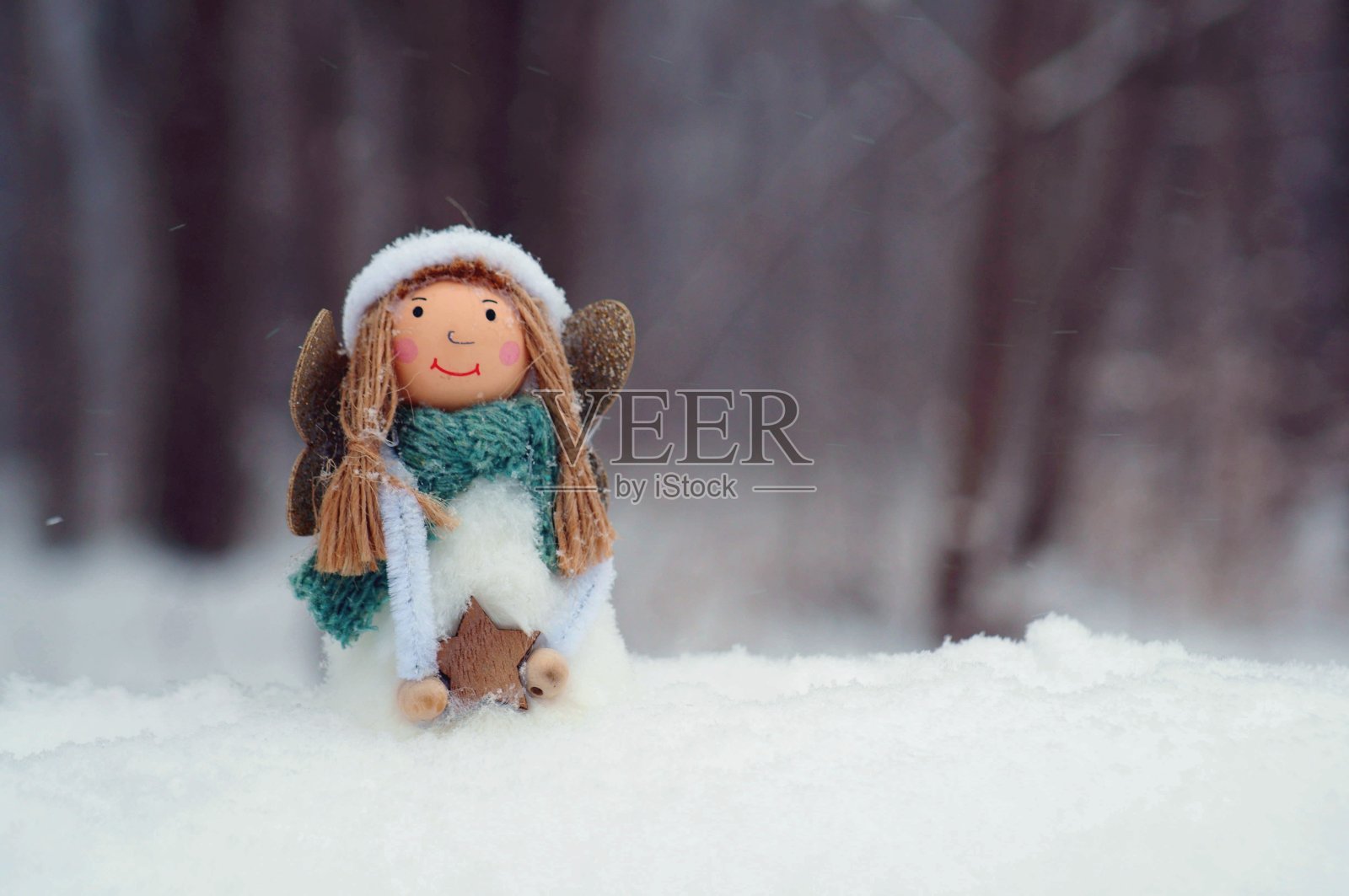 冬雪中天使的身影。照片摄影图片