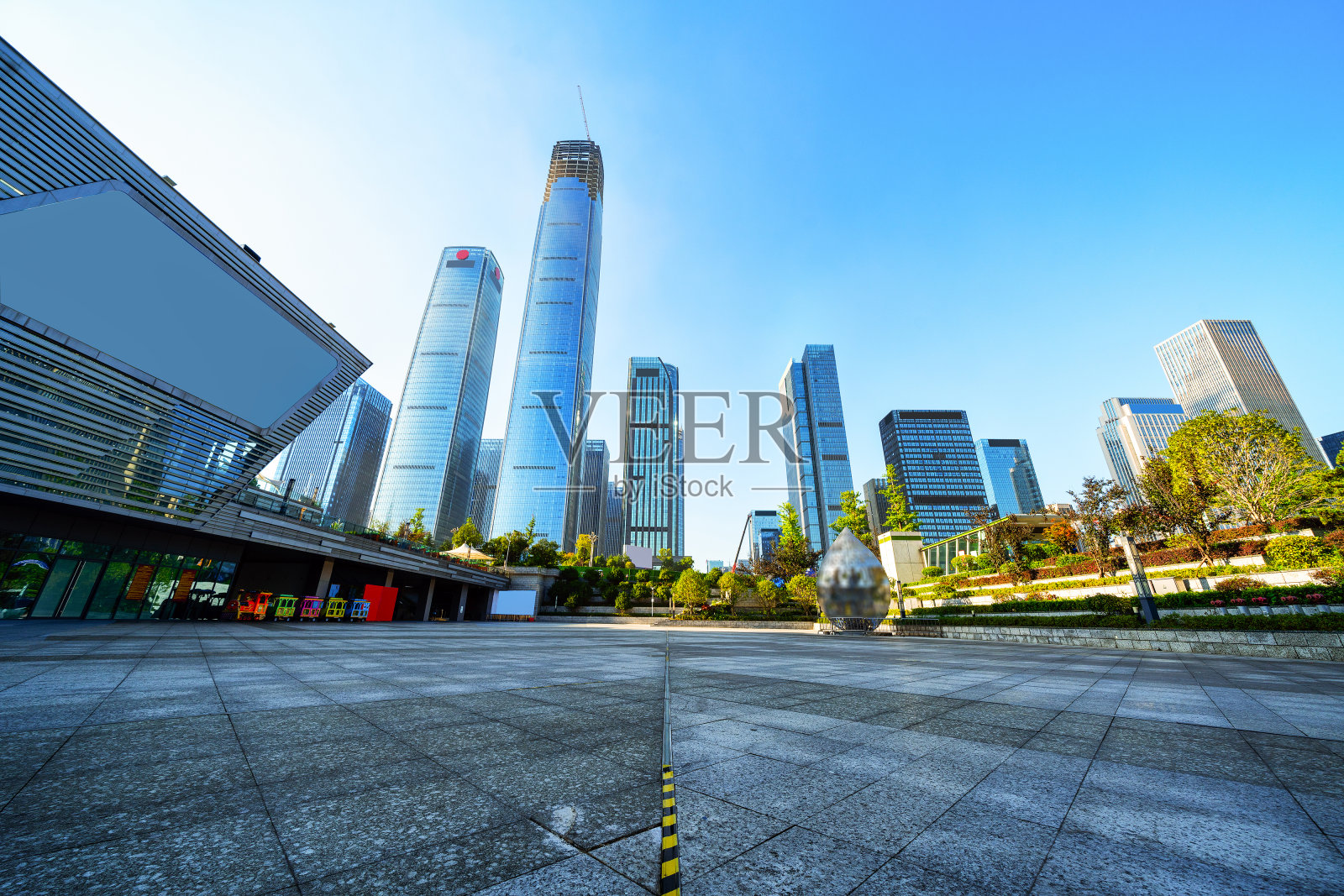 现代摩天大楼在商业区，贵阳，中国。照片摄影图片