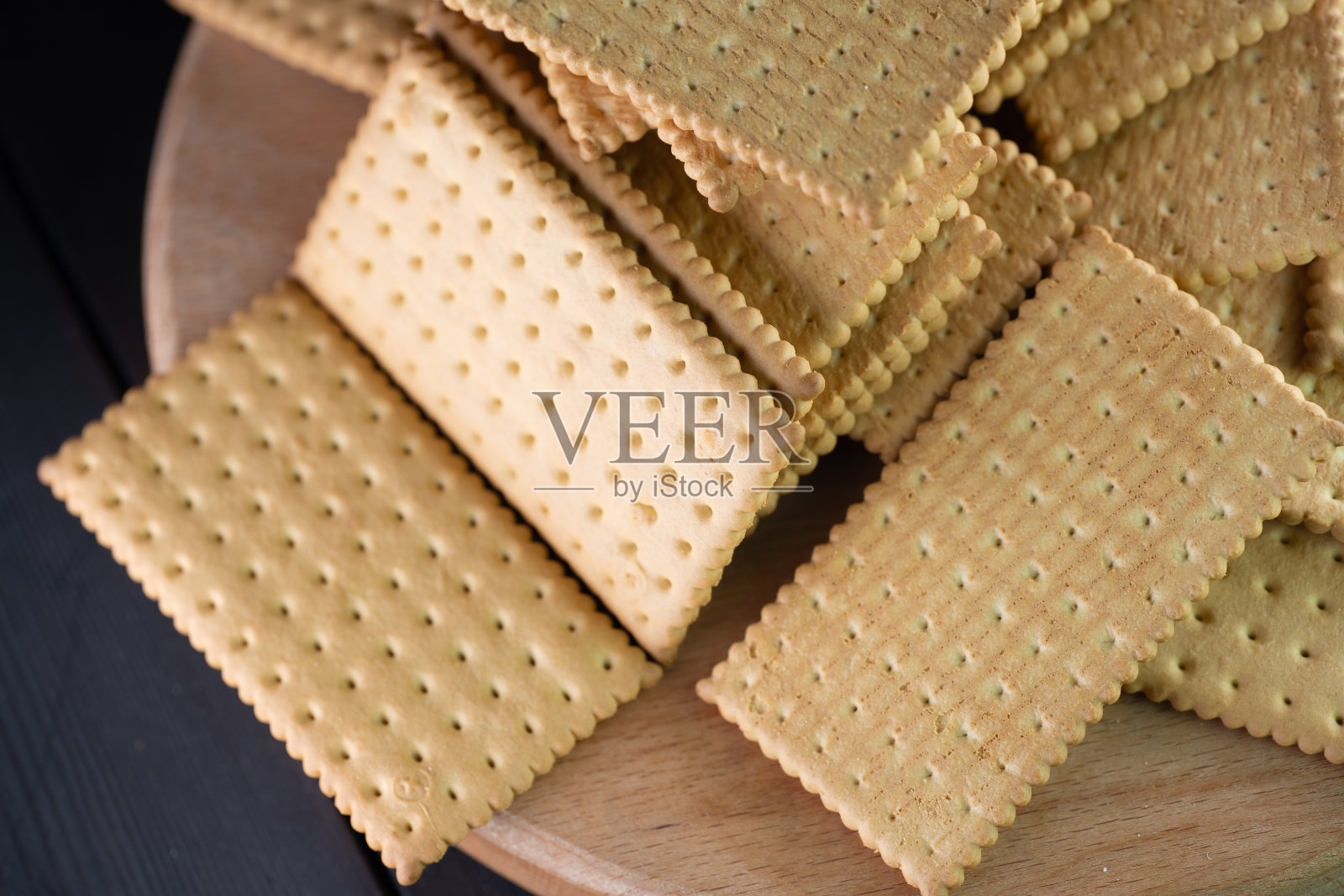 木质背景上的饼干照片摄影图片