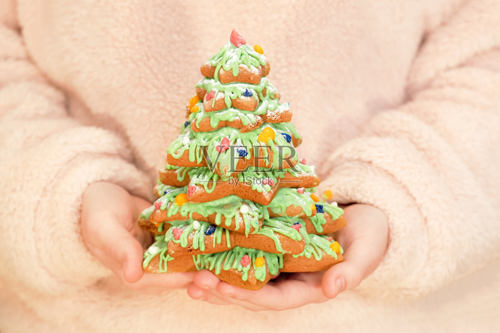 女人的手捧着新年的姜饼。12、新年到圣诞节，姜饼圣诞树照片摄影图片