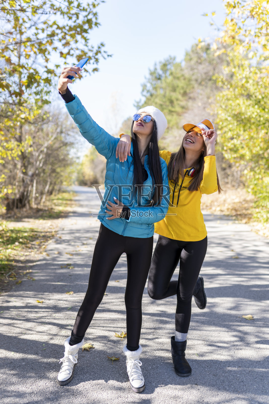 两个兴奋的年轻女孩在公园里一起自拍时玩得很开心照片摄影图片