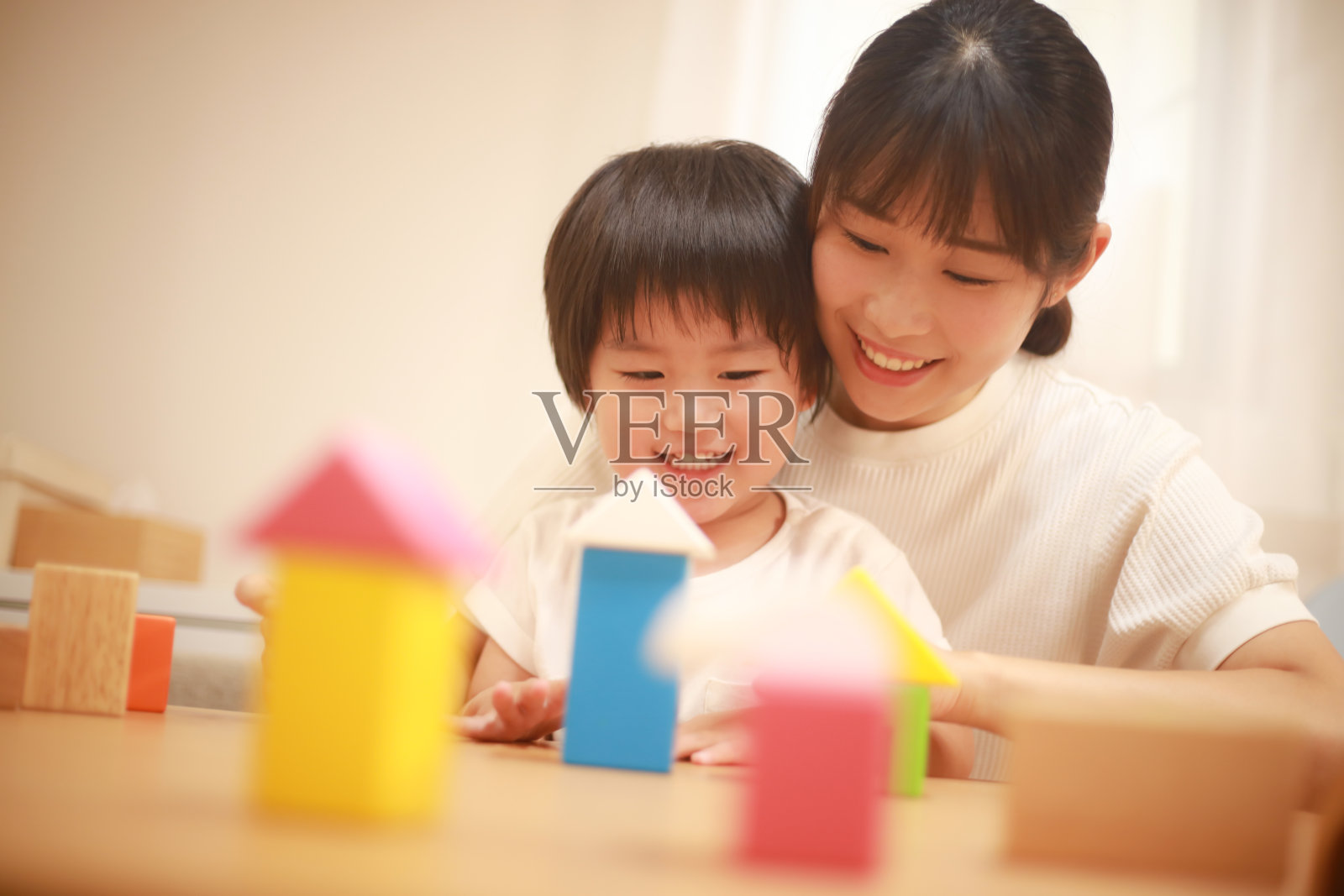 父母和孩子在玩积木照片摄影图片