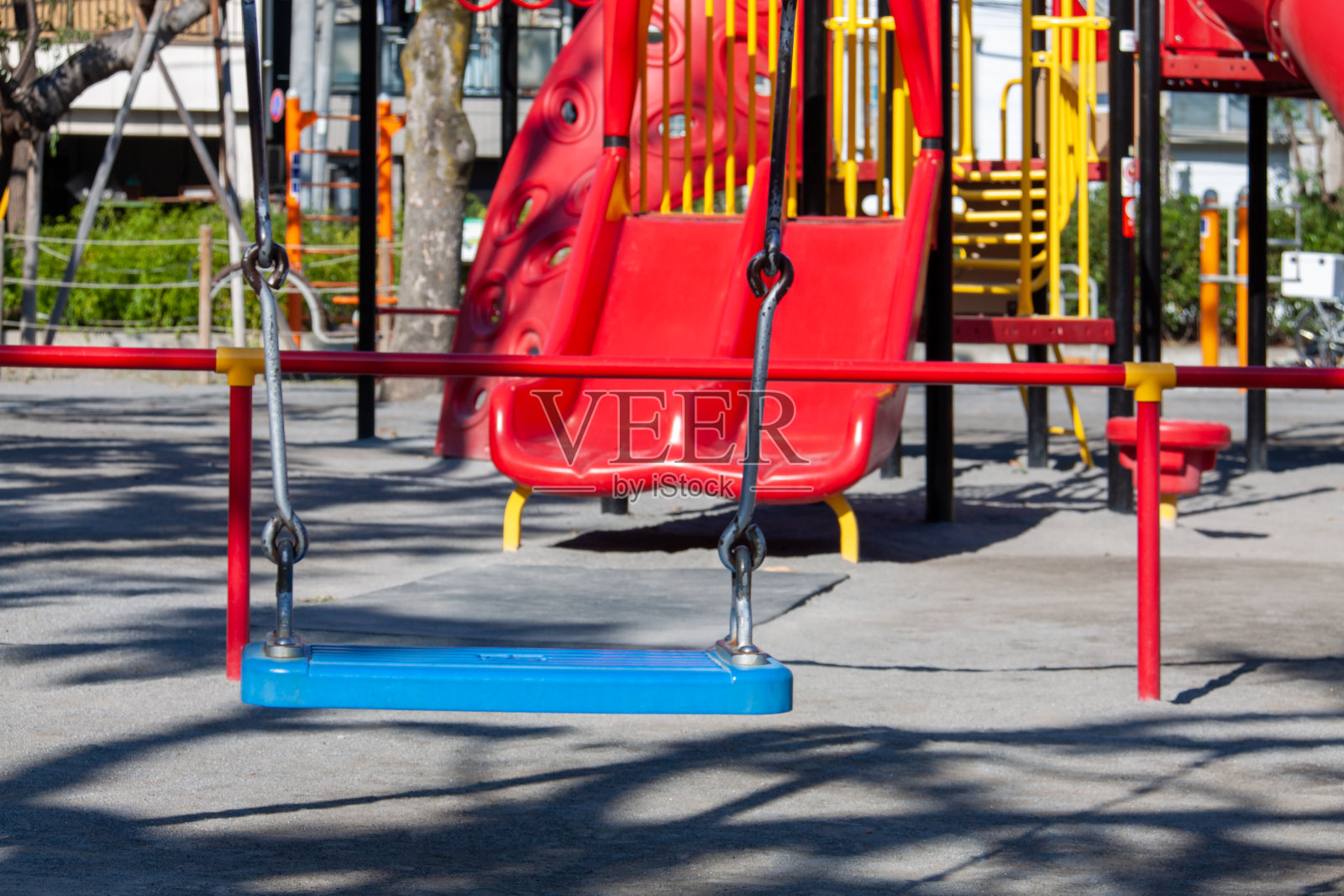 蓝色秋千和红色滑梯照片摄影图片