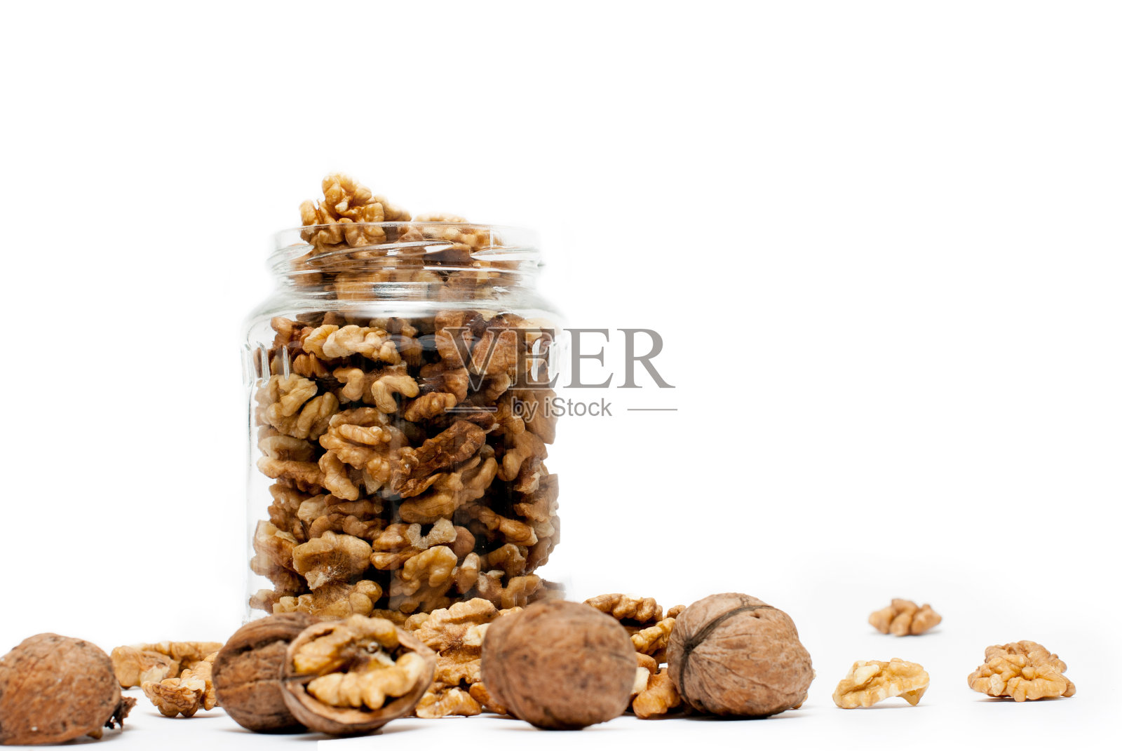 装满核桃的罐子照片摄影图片