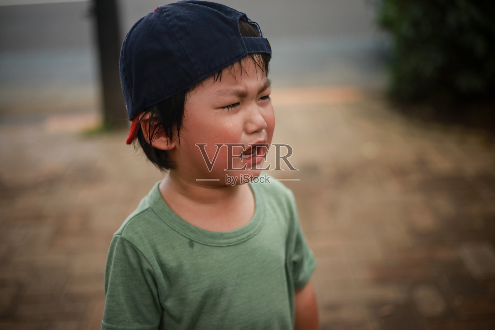 哭泣的男孩照片摄影图片