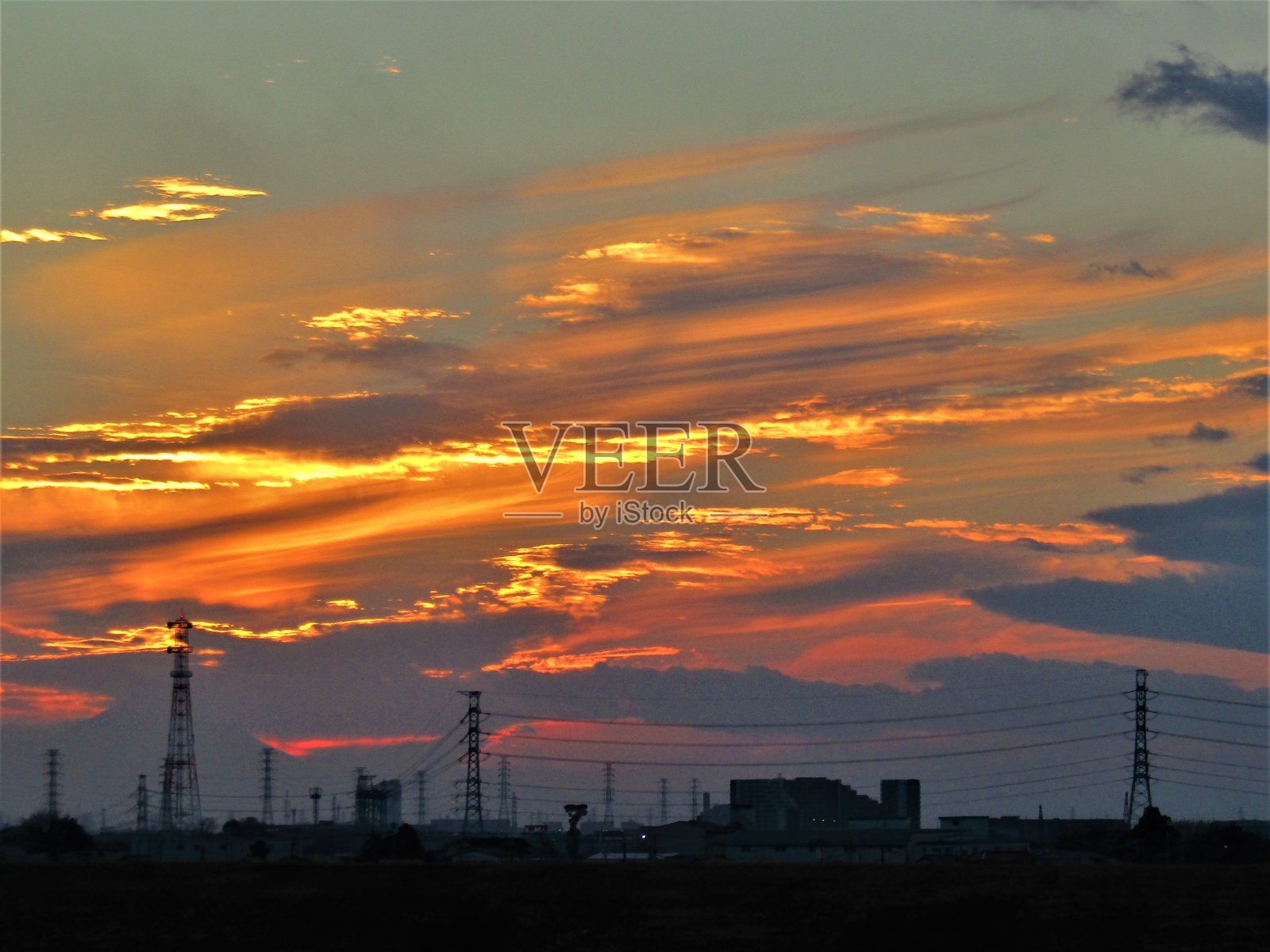 日本。11月。江户川上的日落，靠近东京。照片摄影图片