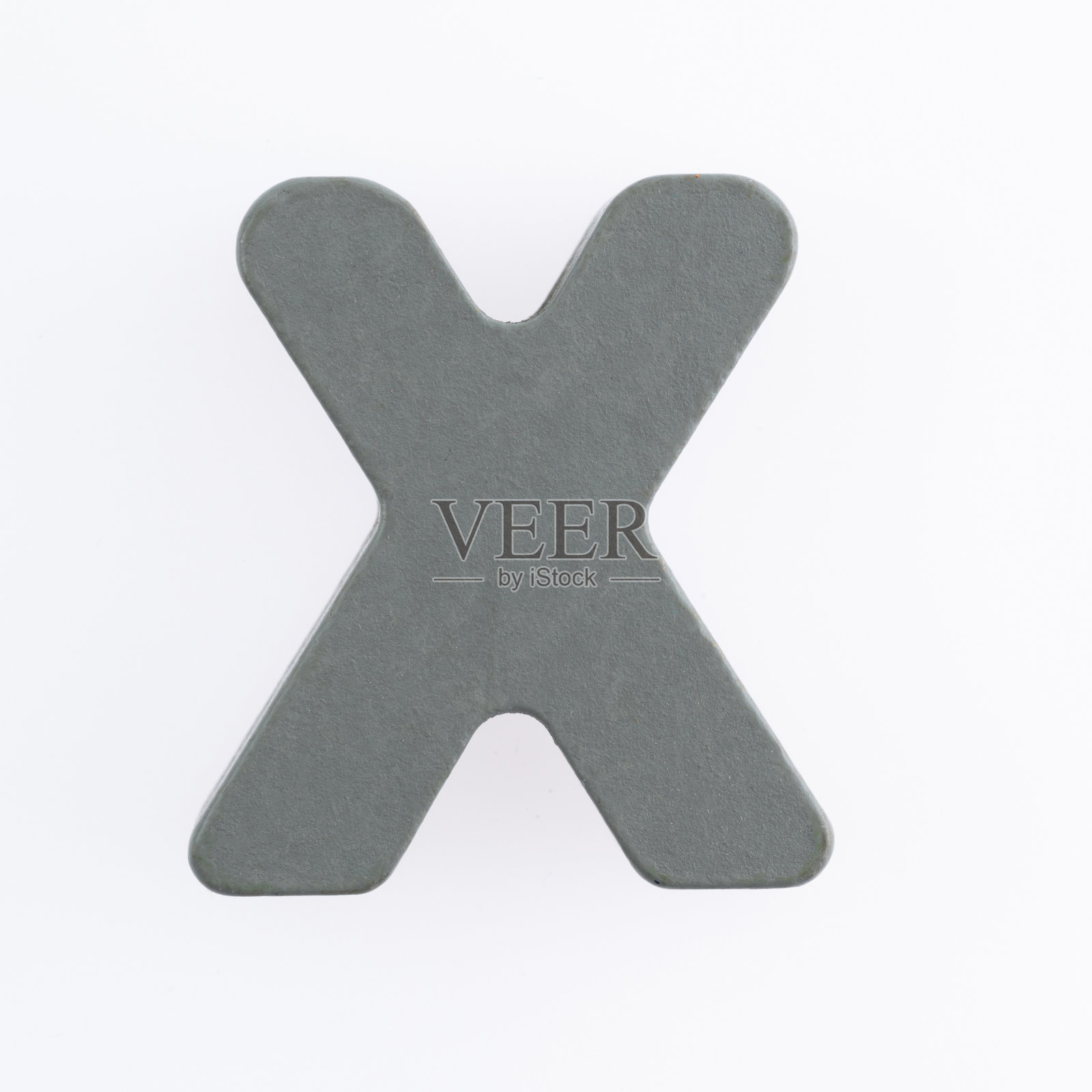 白色背景上的木制字母X照片摄影图片