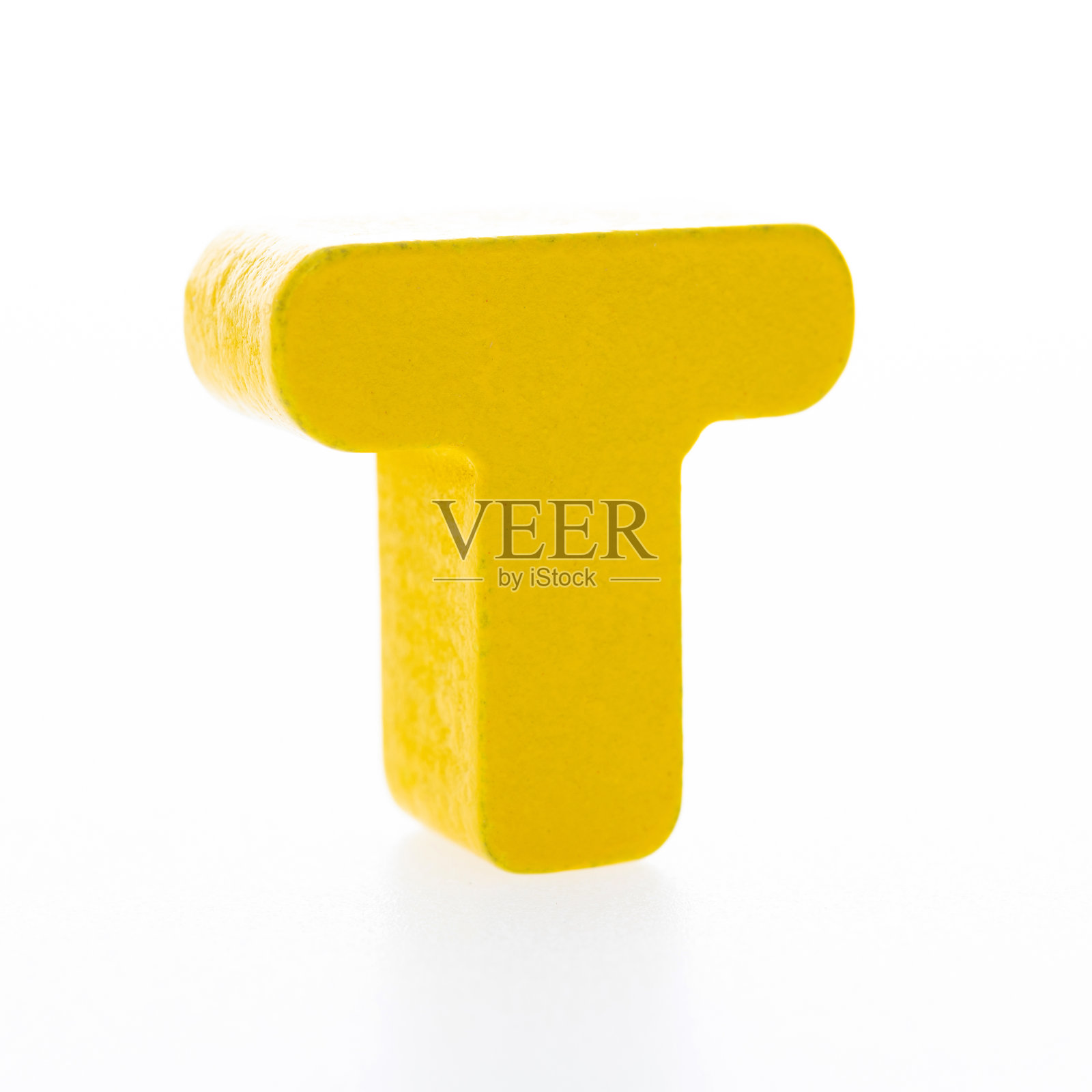 白色背景上的木制字母T照片摄影图片