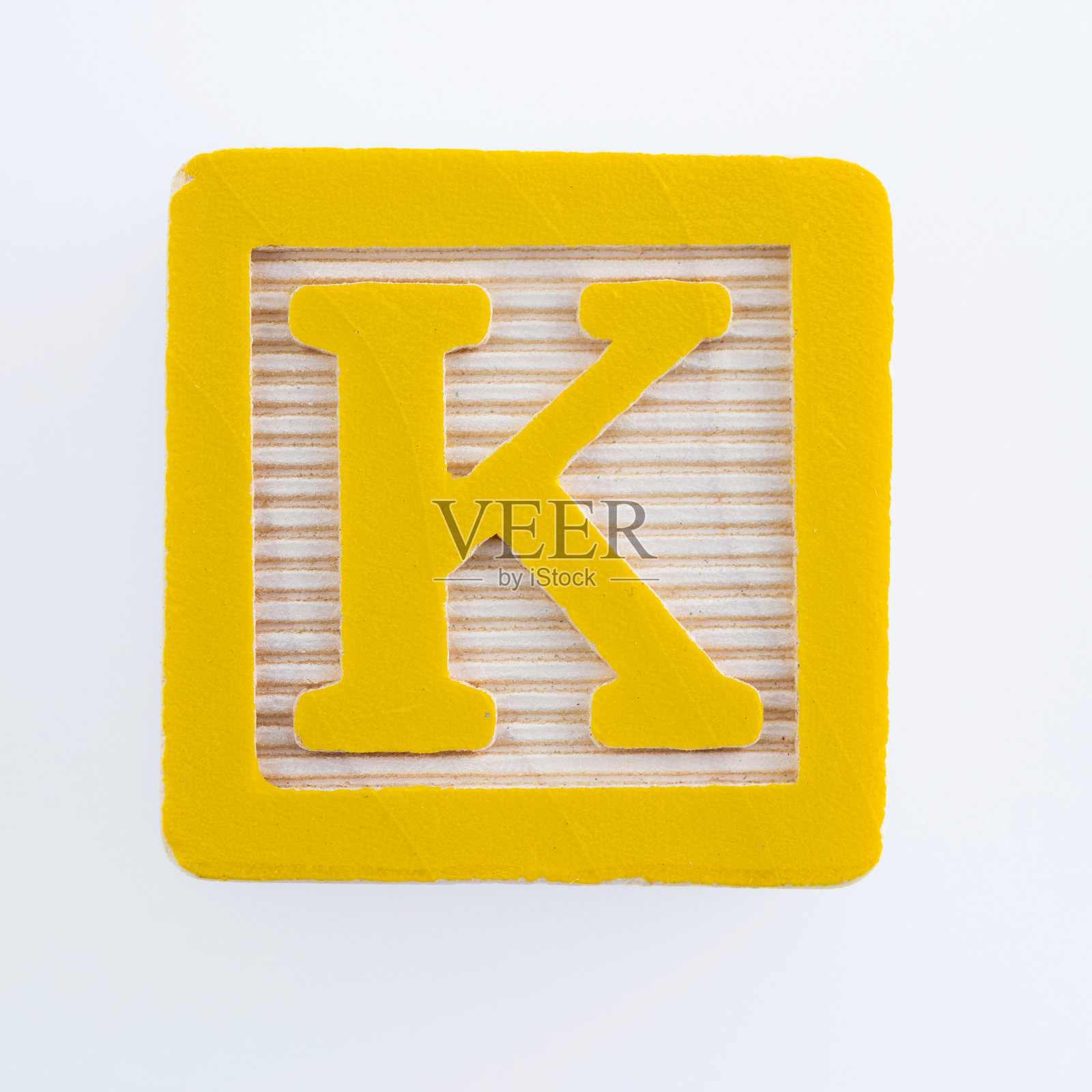 白色背景上带有字母K的木块照片摄影图片
