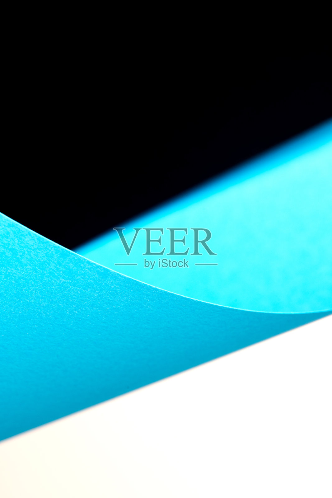 抽象的彩色背景制成的弯曲纸。照片摄影图片