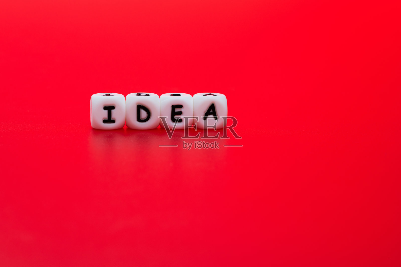 骰子与文字的想法在红色的背景照片摄影图片