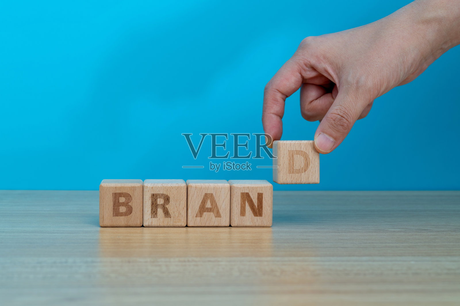 人的手拼字品牌与玩具积木照片摄影图片