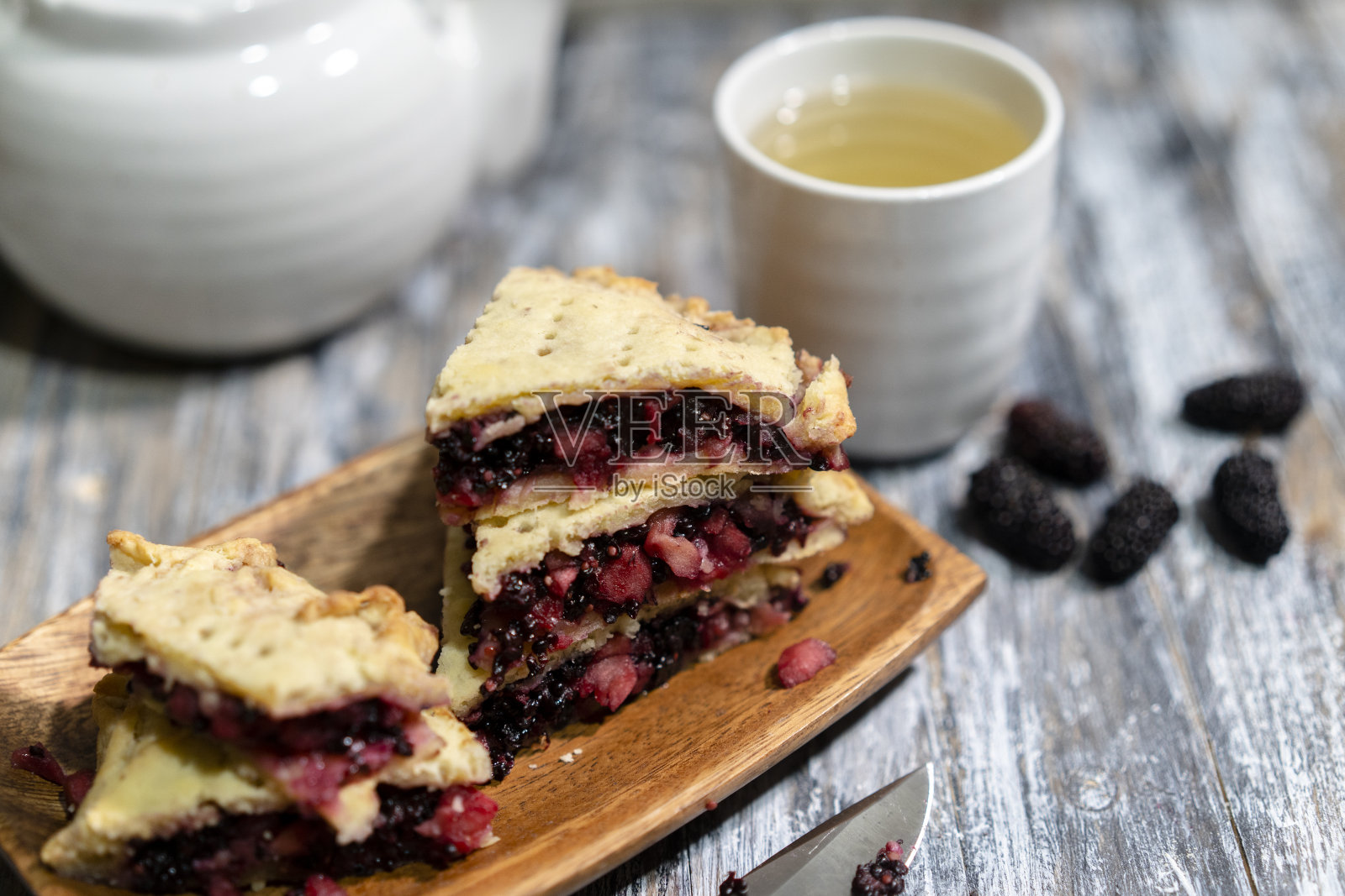 手工烘焙糕点:自制桑椹馅饼照片摄影图片