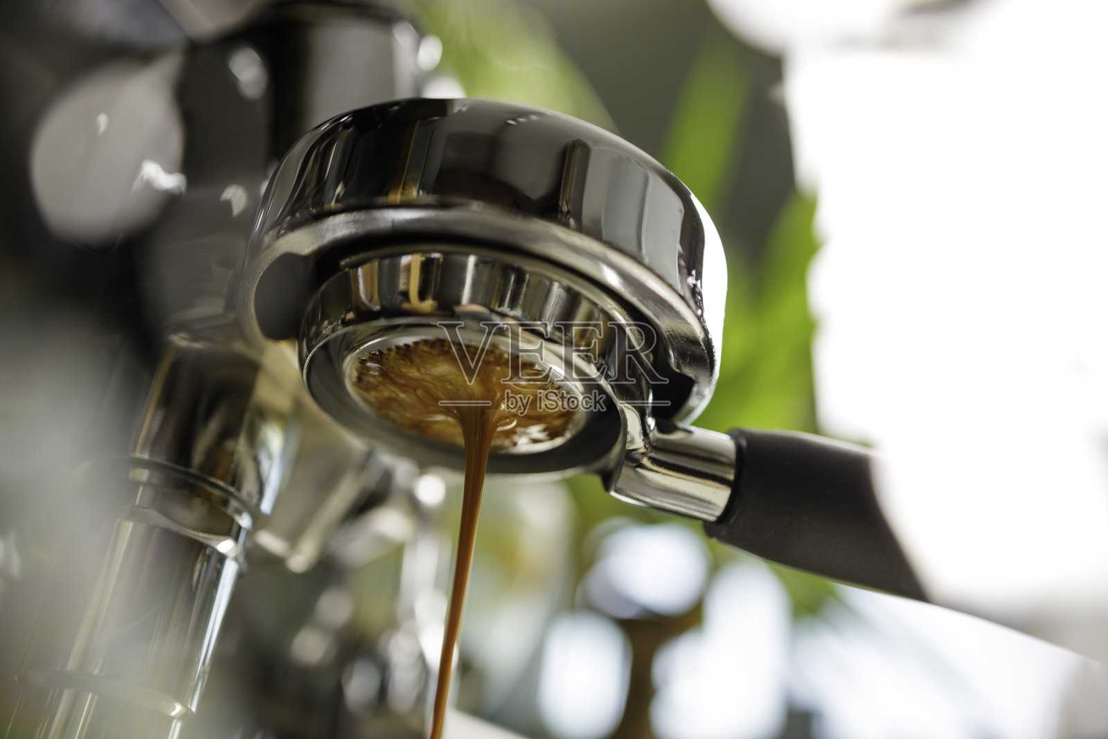 浓缩咖啡正从咖啡机中倒出来照片摄影图片