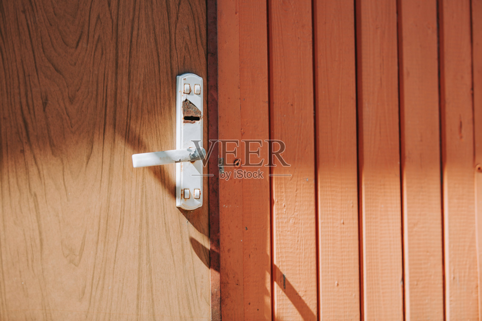 旧谷仓的白色门把手。照片摄影图片