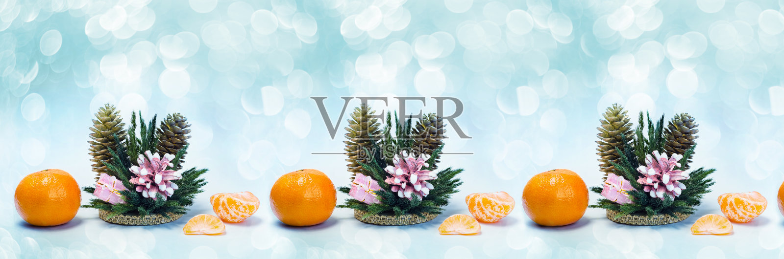 橘子和以散景为背景的彩绘圆锥形圣诞装饰品照片摄影图片