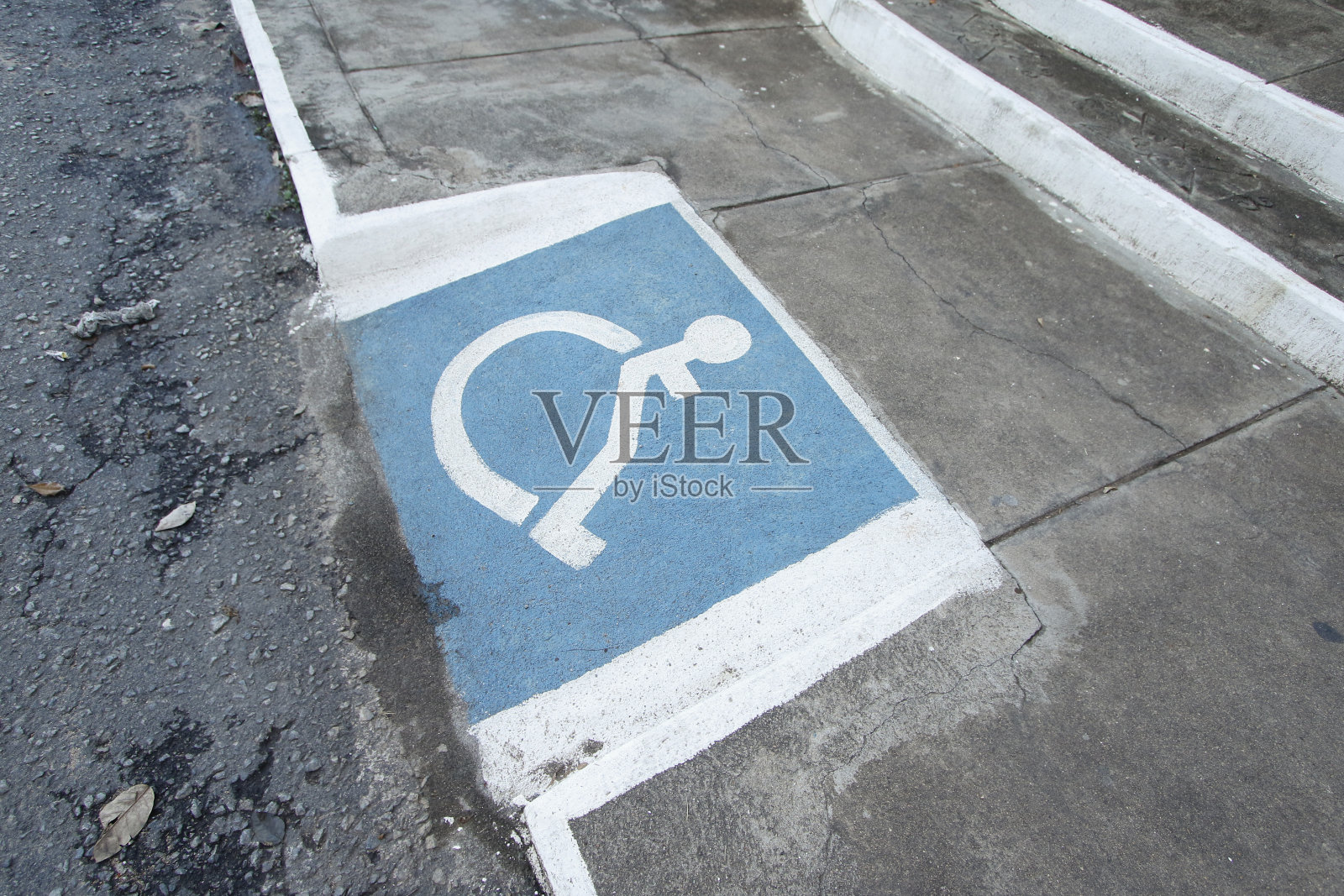 轮椅使用者的无障碍坡道照片摄影图片