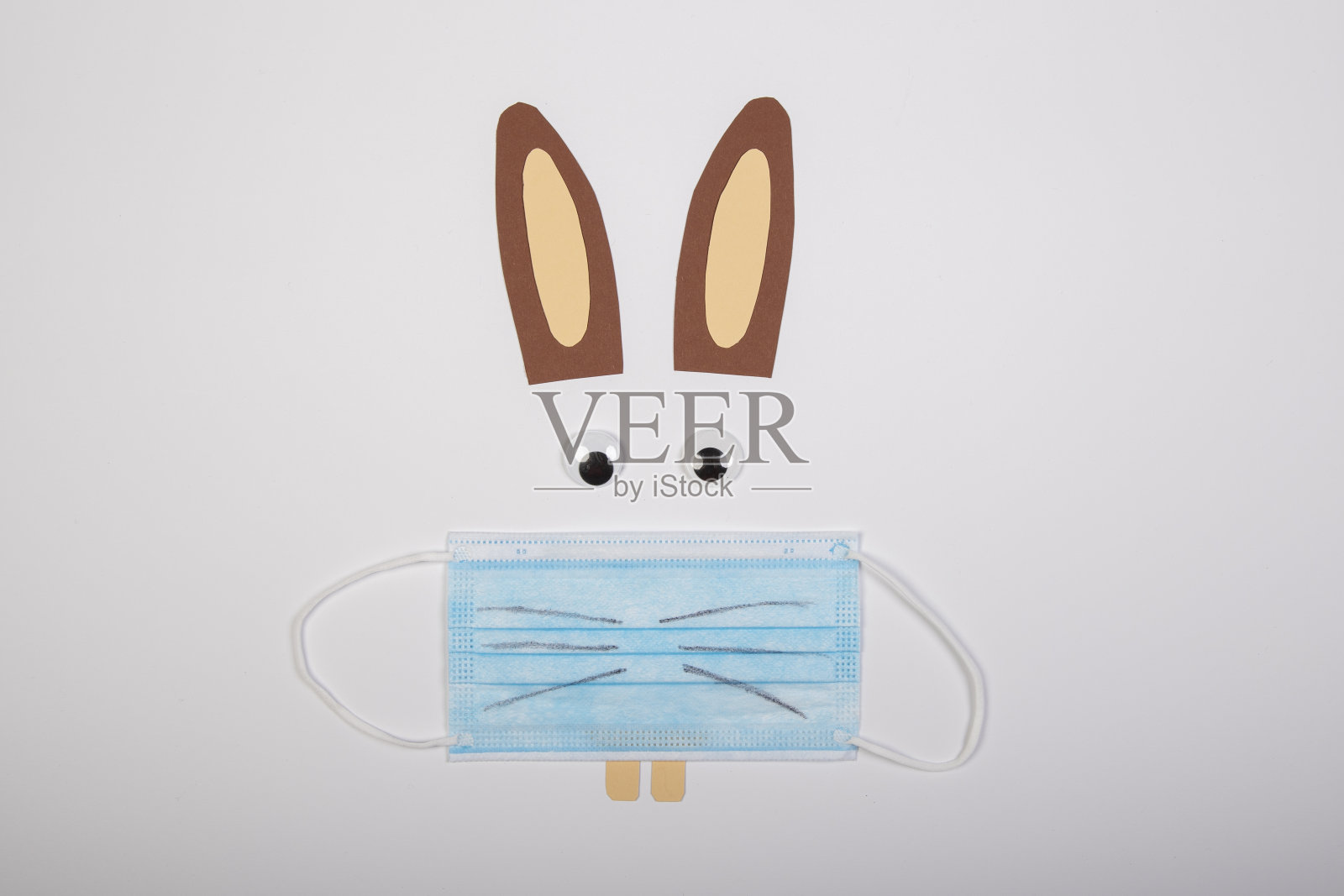 手工兔子，带嘴保护的兔子，面罩，作为象征在复活节对covid-19病毒的影响照片摄影图片