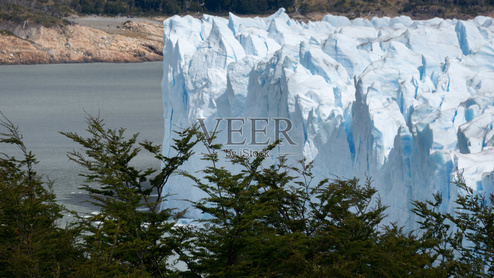 令人印象深刻的莫雷诺冰川垂直照片位于阿根廷巴塔哥尼亚安第斯山脉照片摄影图片