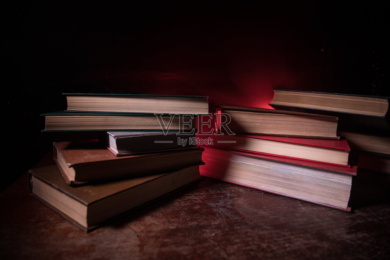 想象一下，在一张有着闪闪发光的金色背景的木桌上，摆放着一本古书的图画书。神奇的力量。魔法。在黑暗的房间里，闪电围绕着一本发光的书照片摄影图片