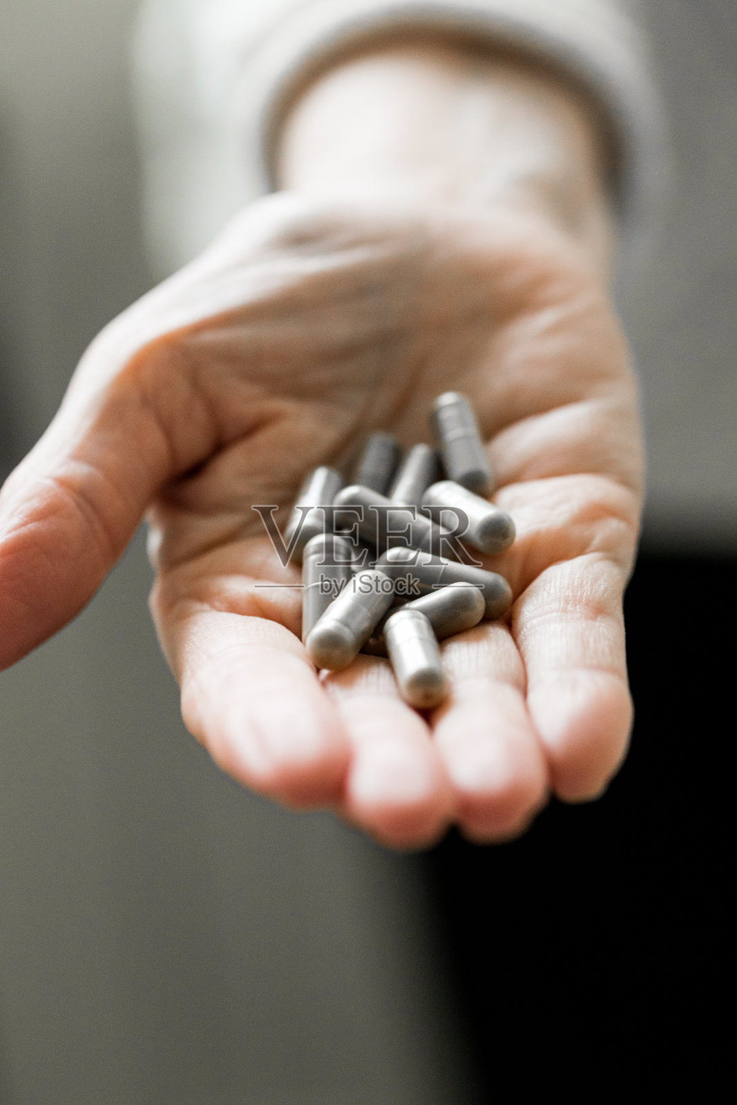 一把药丸的宏观特写照片摄影图片