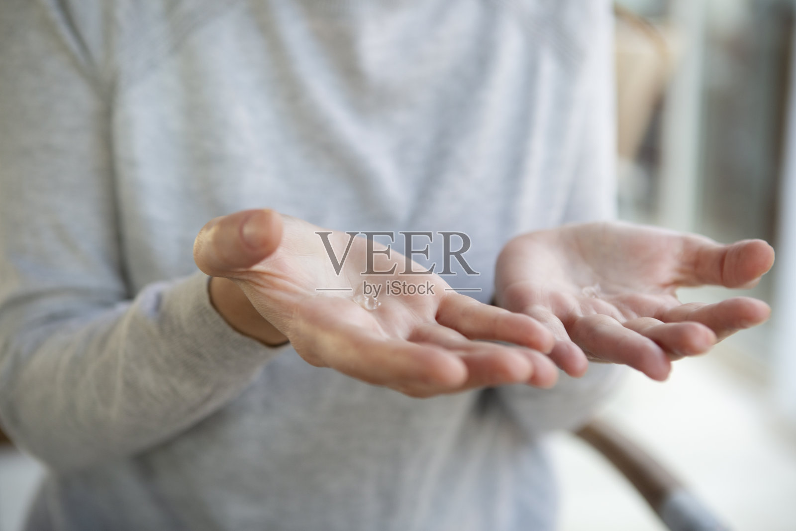 女人用洗手液清洁和消毒双手照片摄影图片