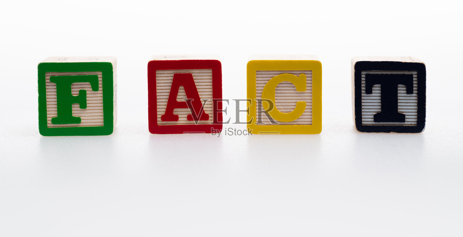 带有文字事实的木制立方体照片摄影图片