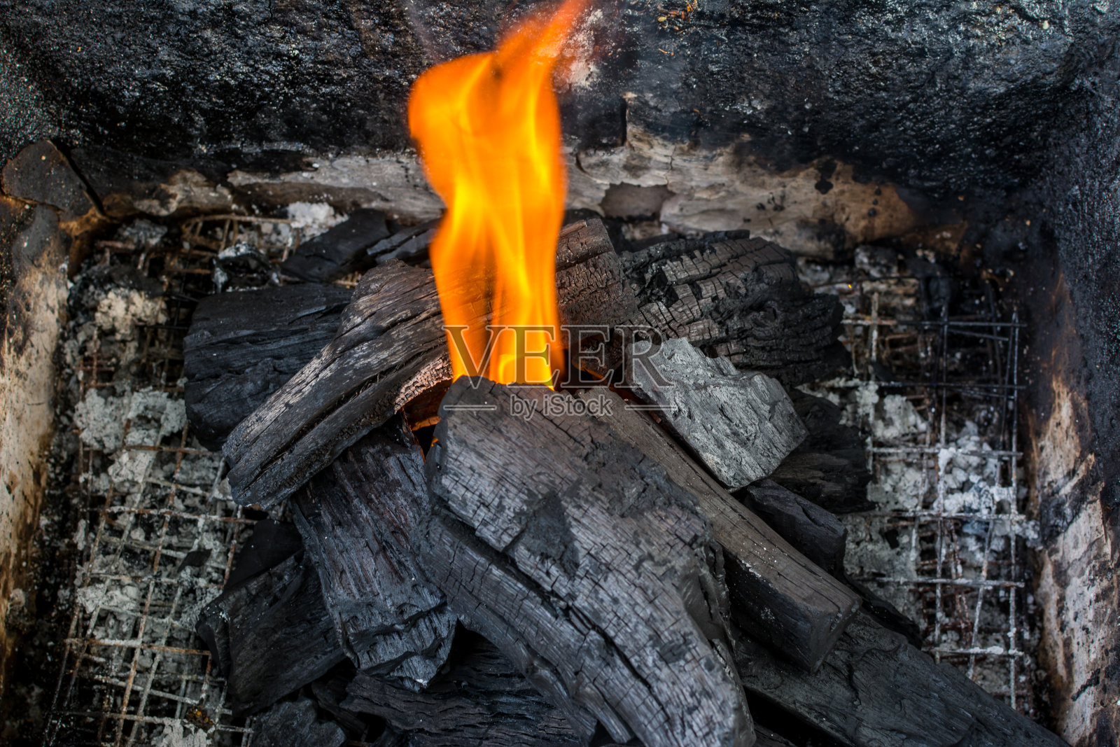 热燃烧木炭烧烤与火焰和火背景照片摄影图片