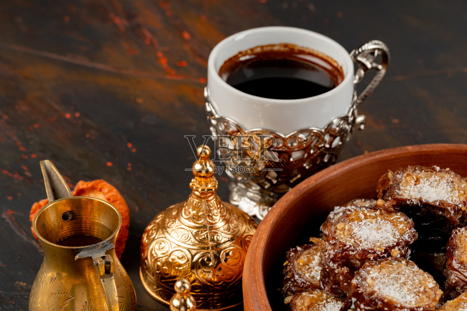 一杯咖啡和深色的土耳其糕点照片摄影图片
