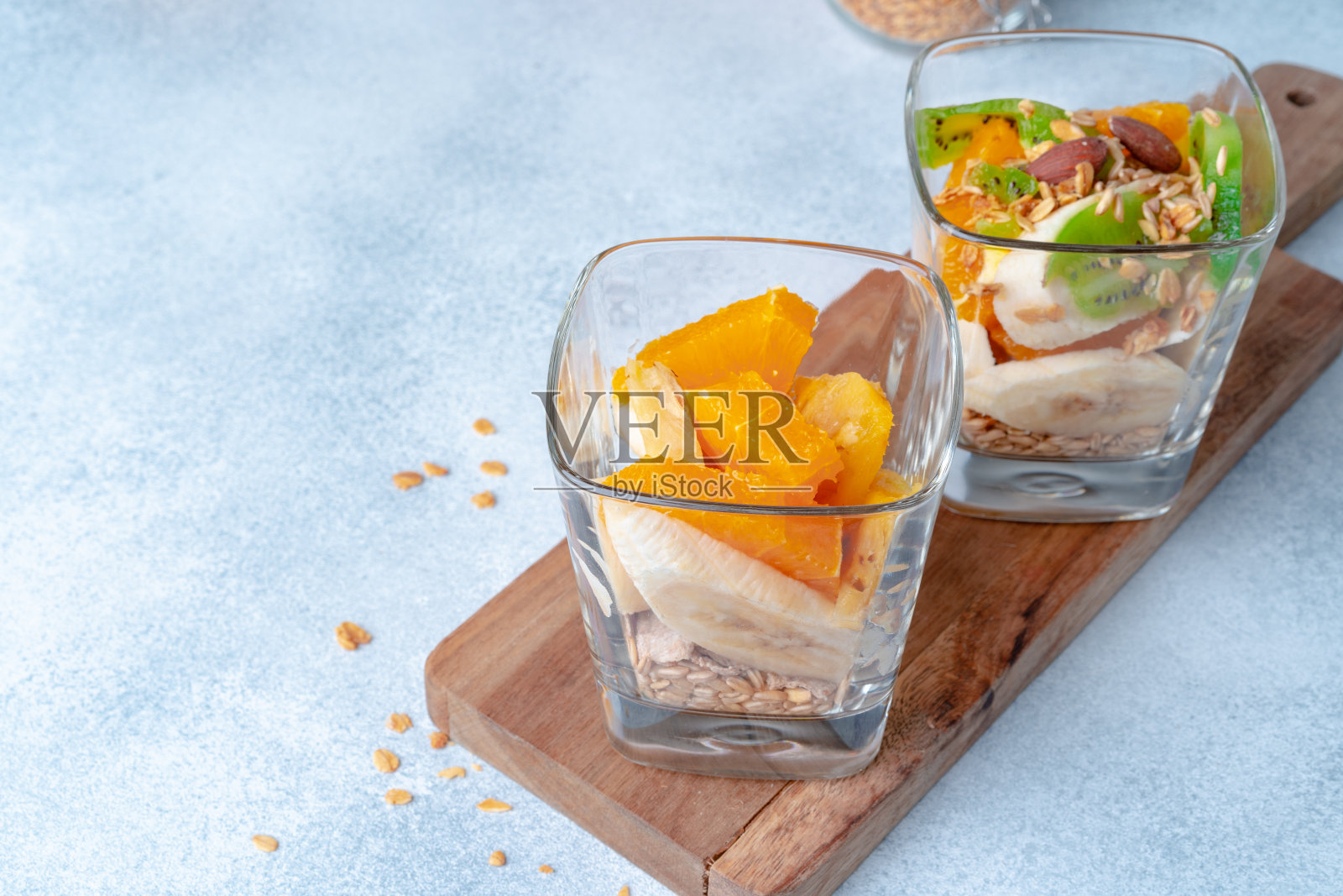 玻璃和水果片和燕麦粥在木板上照片摄影图片