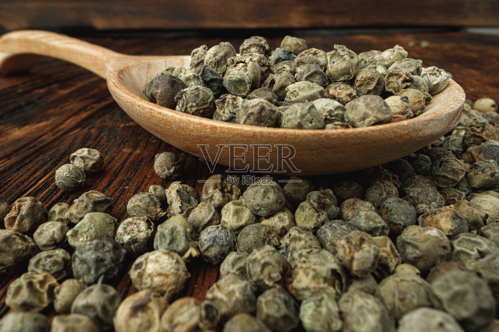 宏观的照片。桌上放着绿胡椒照片摄影图片