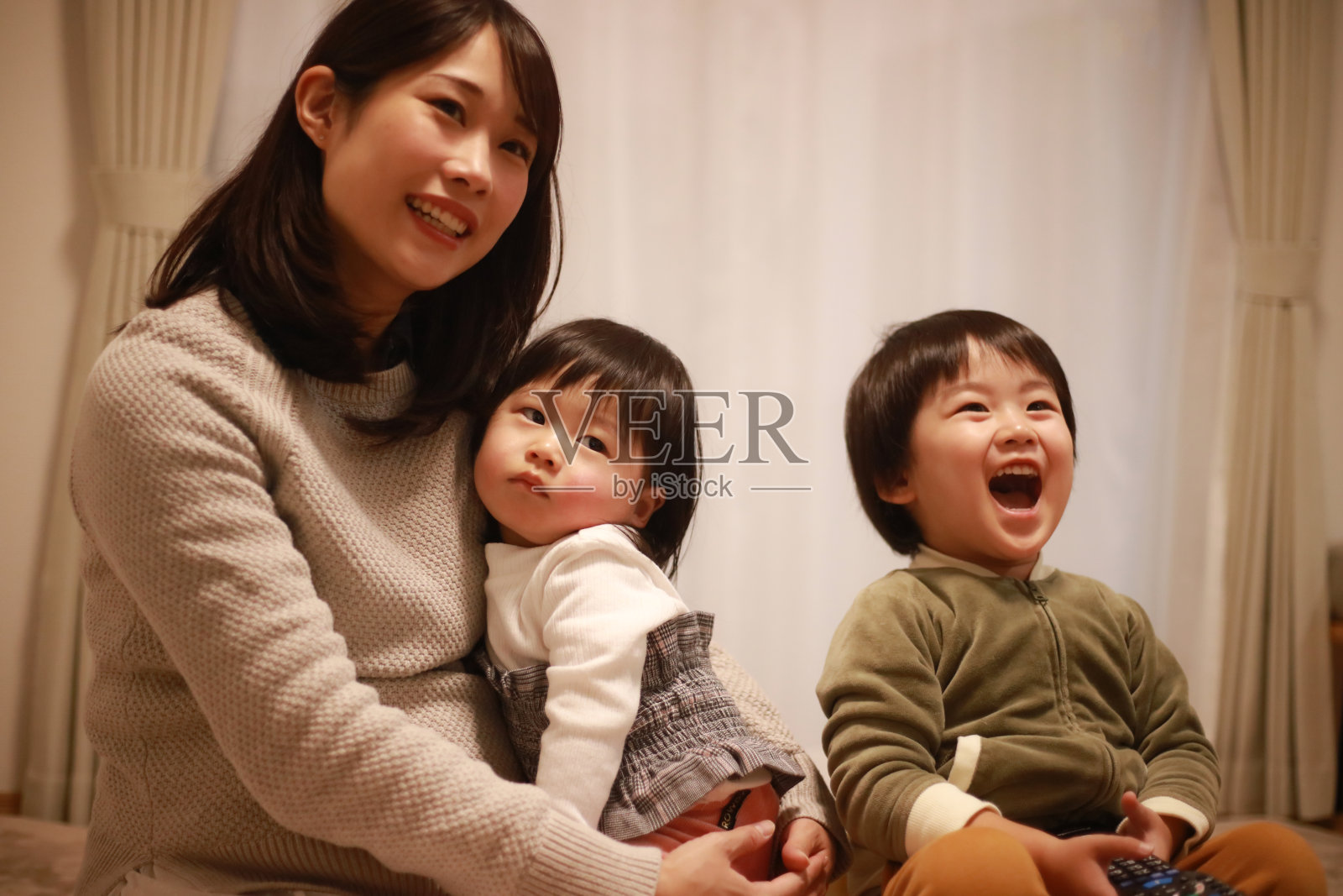 父母和孩子在看电视照片摄影图片