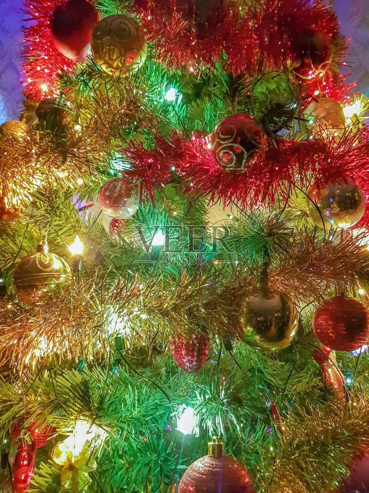 闪亮的圣诞树玩具和一个电动花环照片摄影图片