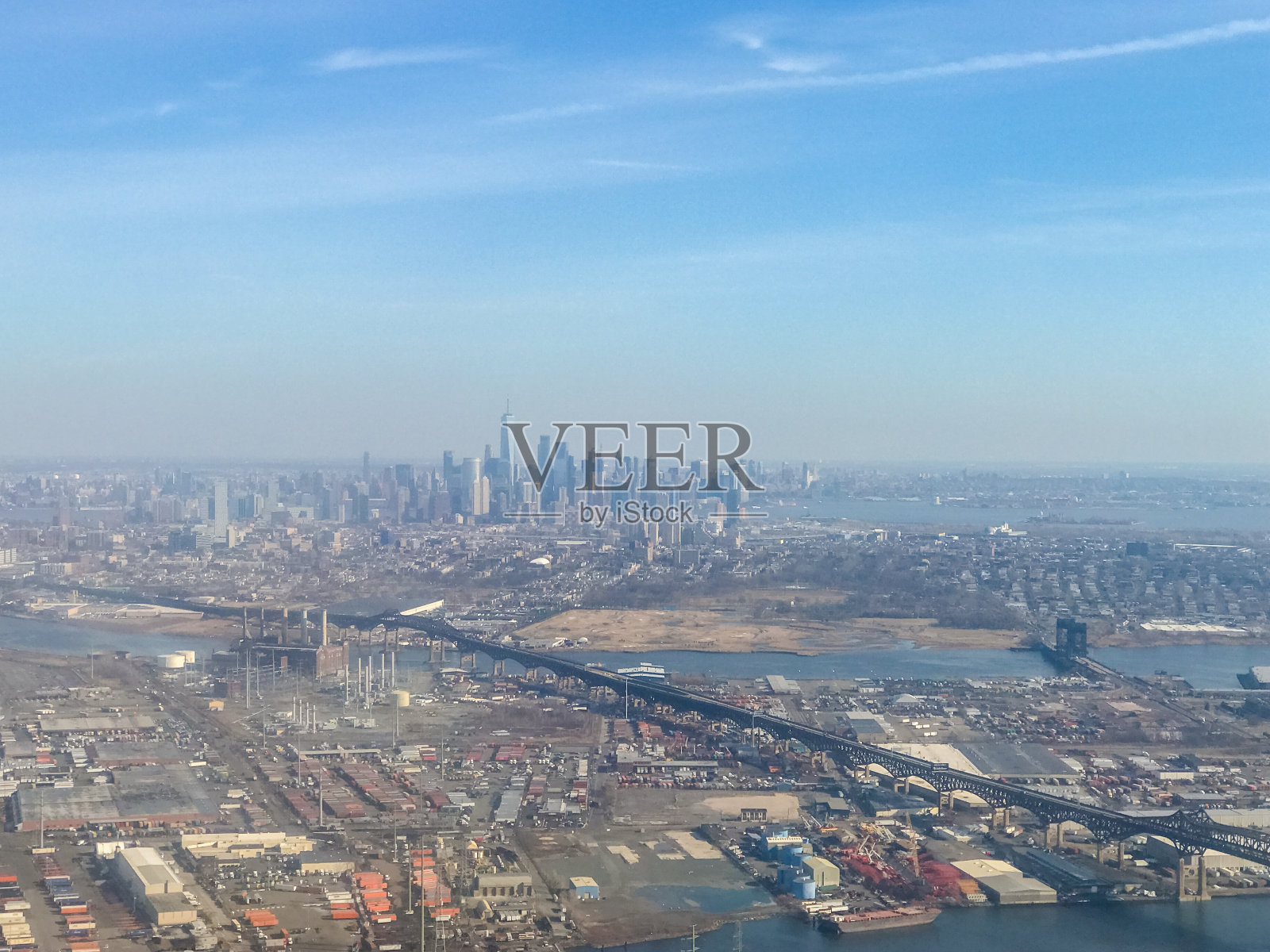 从空中俯瞰纽约市的天际线照片摄影图片