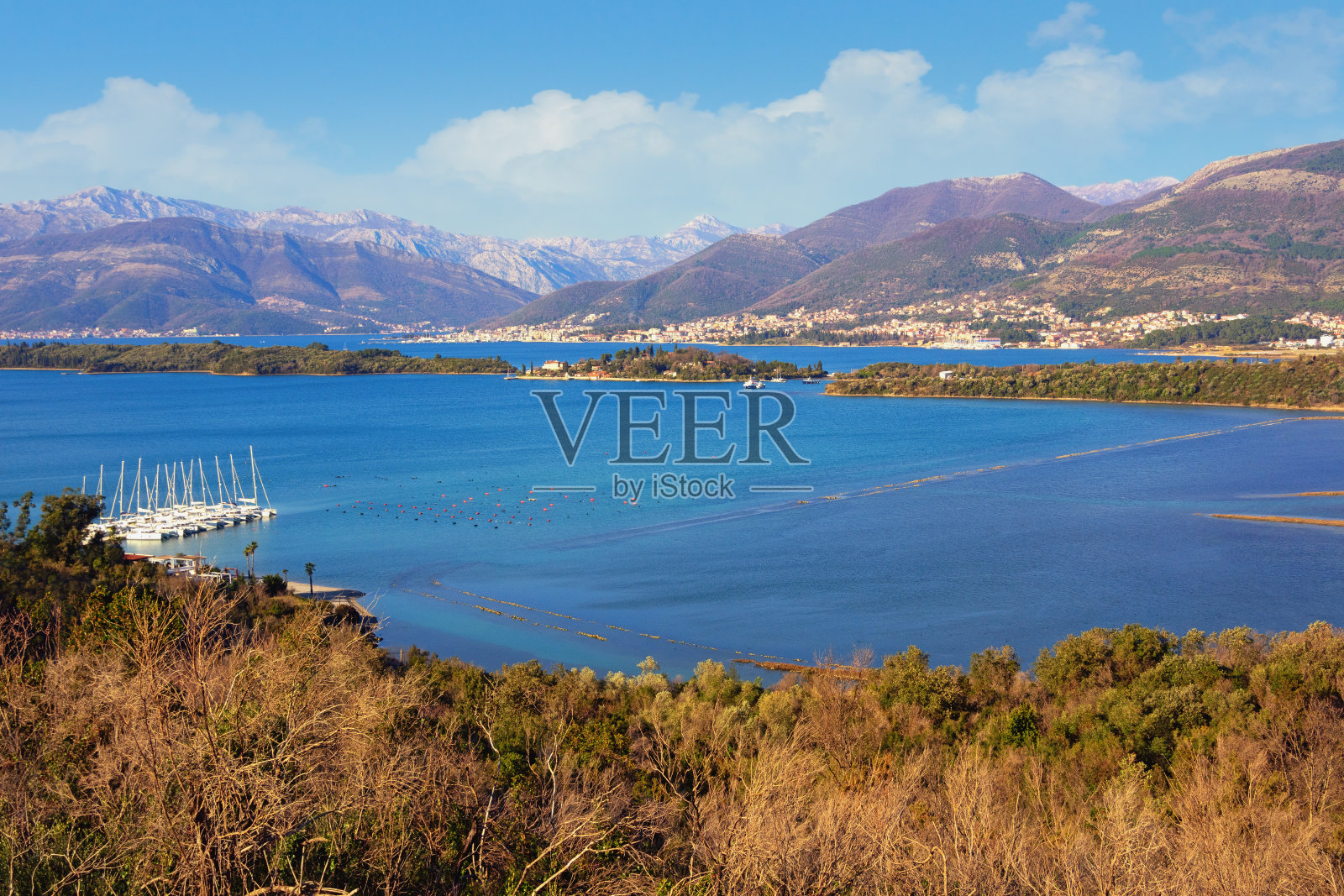 美丽的地中海冬季景观。黑山。从卢斯蒂卡半岛观看科托尔湾照片摄影图片
