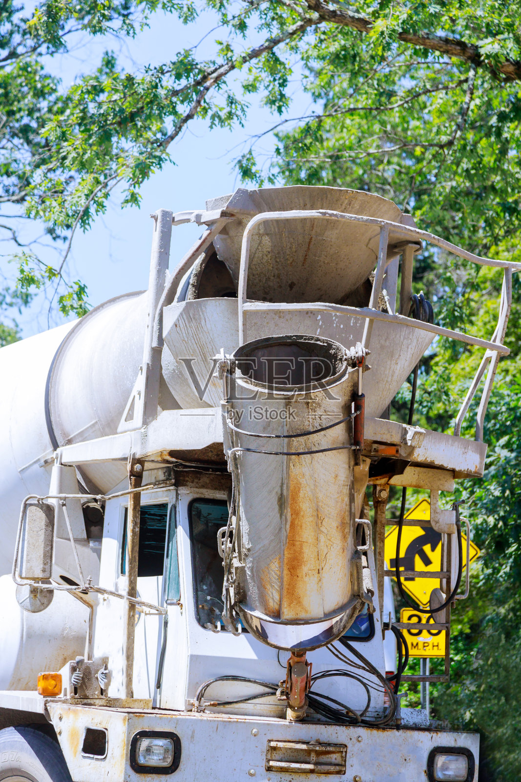 搅拌车将水泥浇筑到地基中照片摄影图片