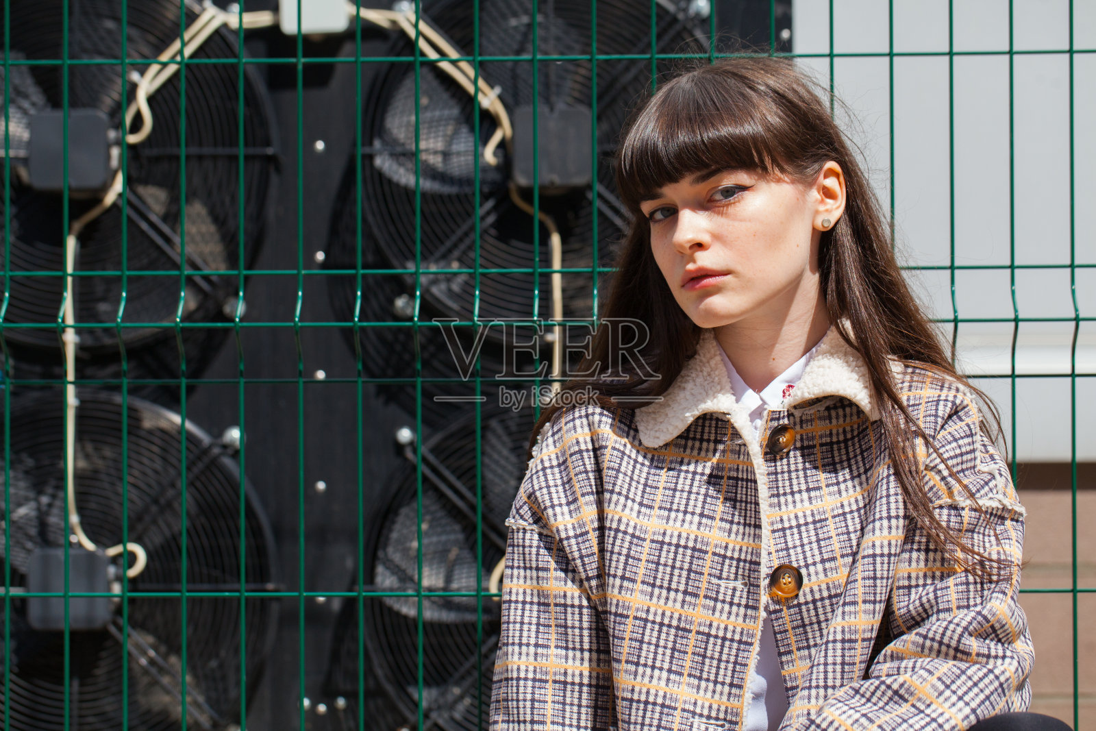 年轻的褐发女刘海的肖像照片摄影图片