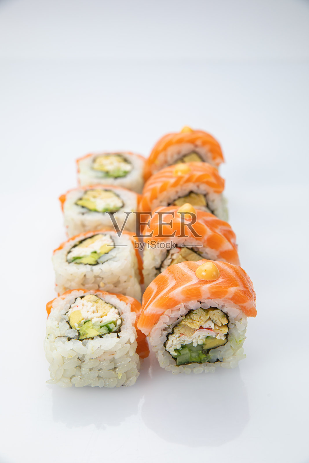 日本料理。三文鱼寿司卷，白底。照片摄影图片