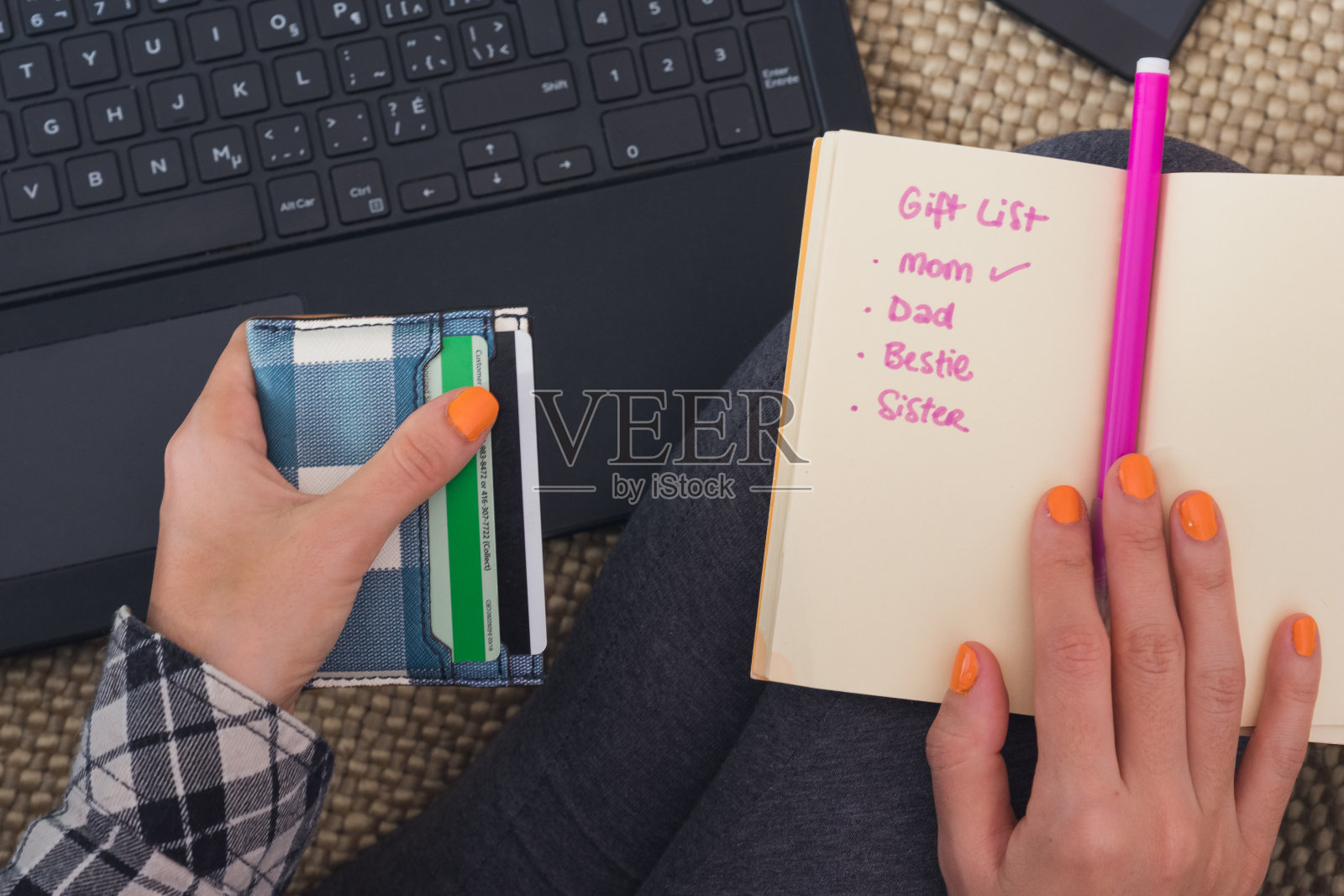 网上购买新年礼物。照片摄影图片