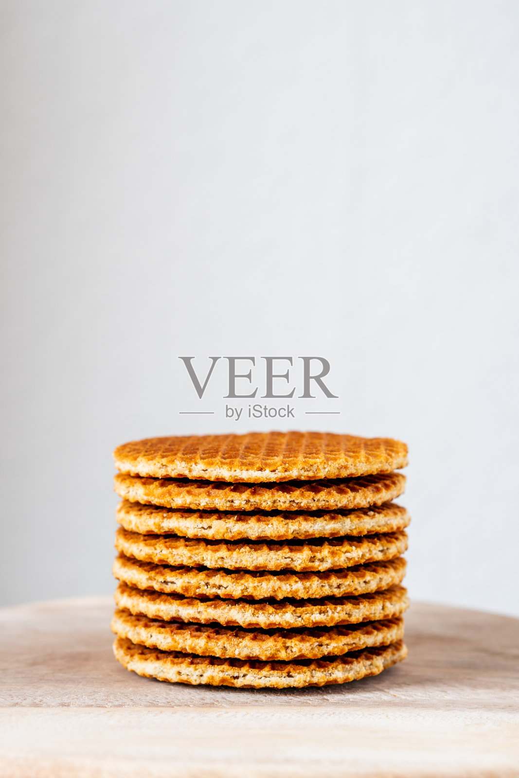 传统的当地招牌，正宗的荷兰，甜，新鲜，自制美味美味的stack棕色金黄华夫饼焦糖蜂蜜糖浆甜点在咖啡馆与咖啡茶叫Stroopwafel照片摄影图片