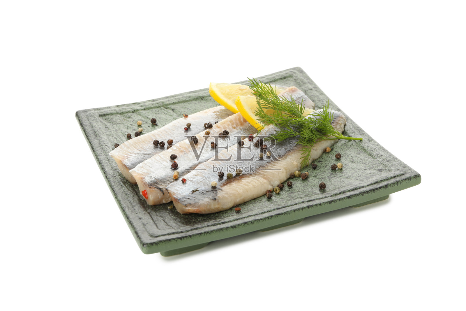 用鲱鱼片和香料分开放在白色的背景上照片摄影图片
