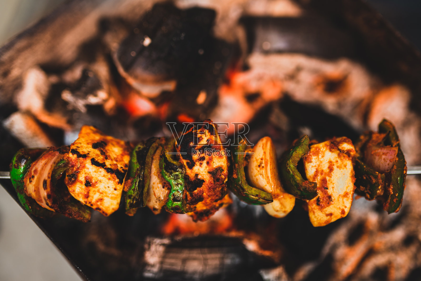 烤印度奶酪在木炭烧烤。照片摄影图片