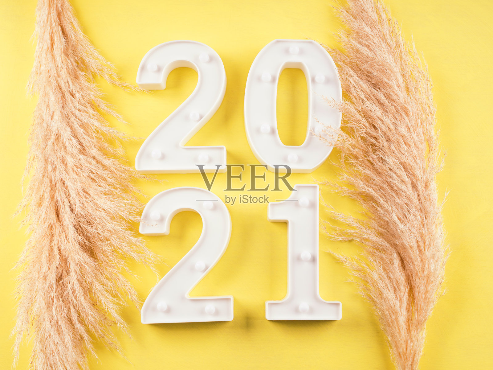 黄色背景上的2021年新年数字照片摄影图片