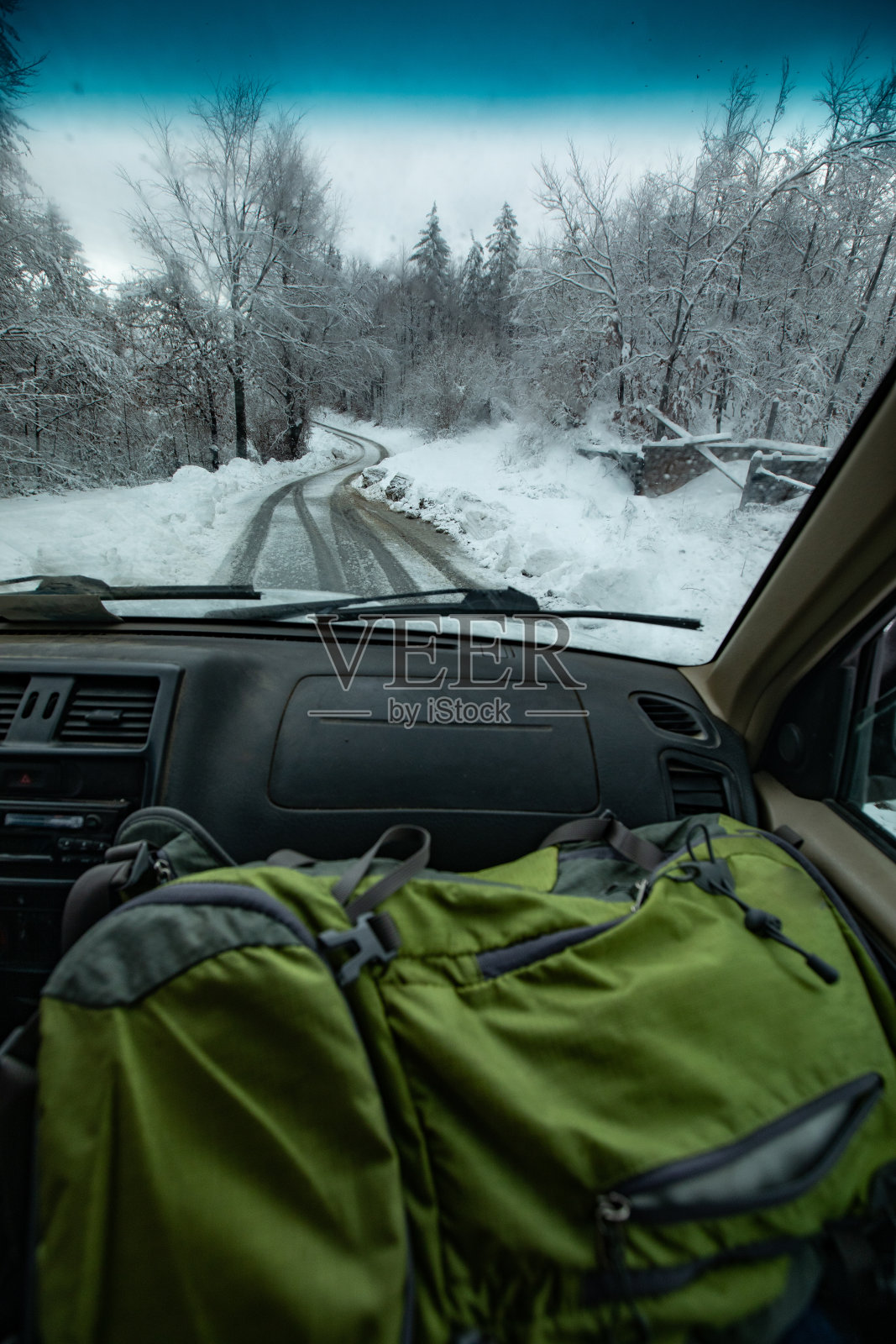 在下雪的冬天在乡村路上开车照片摄影图片
